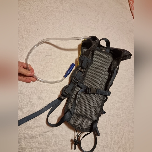 🩶Host Pick🩶Escape 2L hydration backpack hiking running - Picture 11 of 16